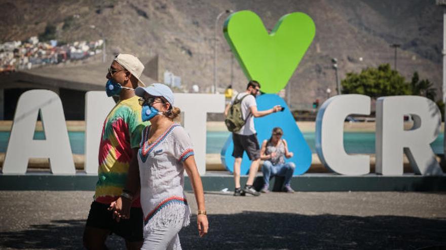 Varios turistas con mascarilla pasean ayer por Santa Cruz.