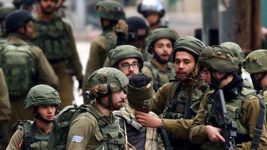 Soldados israelíes detienen a un manifestante en Hebrón. // Efe