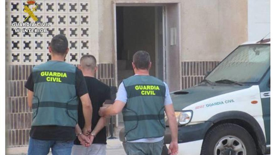 La Guardia Civil custodia a uno de los dos detenidos por los atracos.