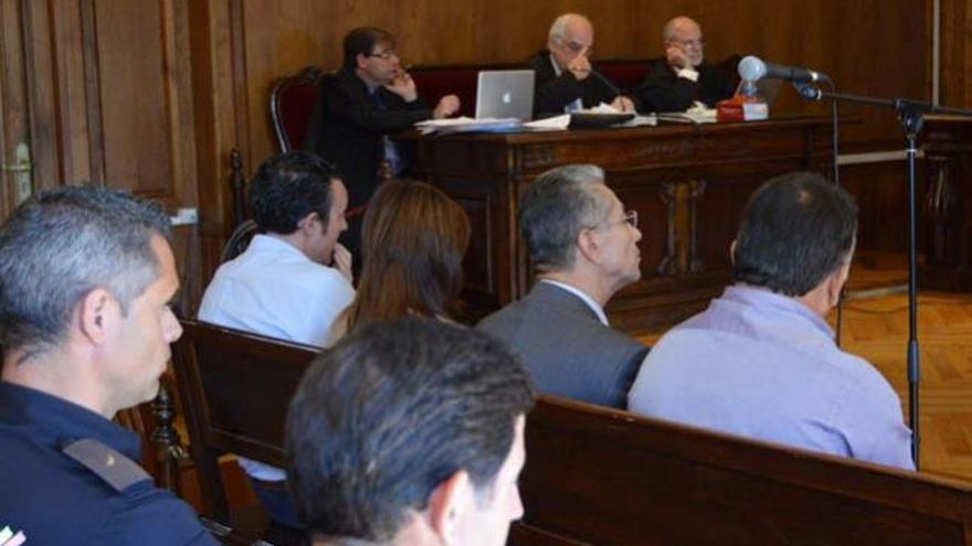 Los cuatro procesados, en primera fila, durante el juicio en la Audiencia de Pontevedra.  // G. Santos