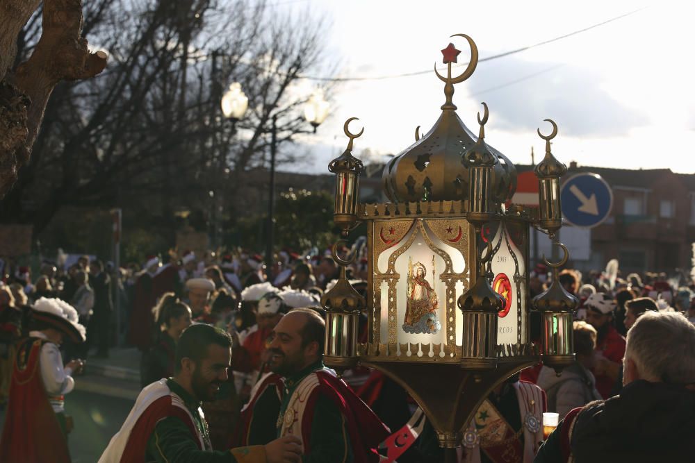 La comparsa Turcos sacude las calles a cinco días de los Moros y Cristianos de Sax