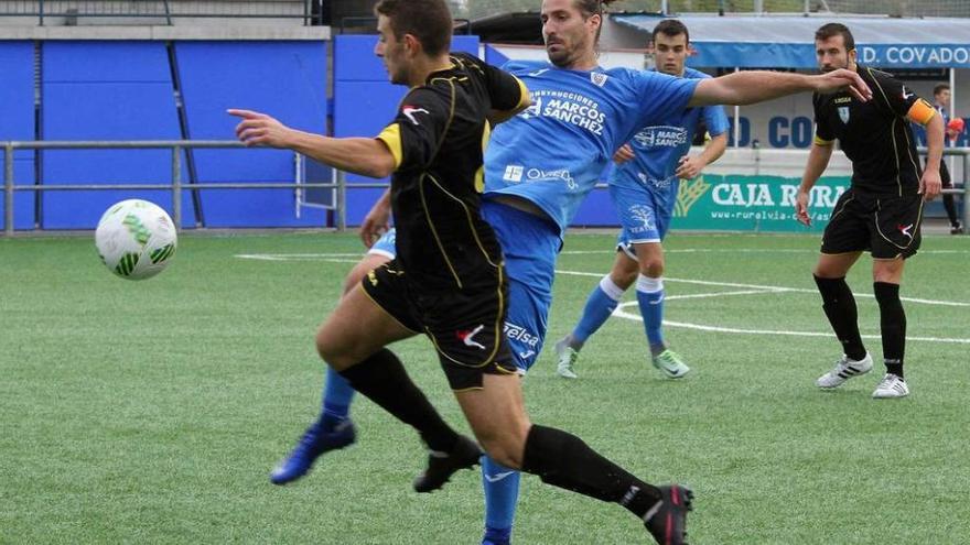 El jugador del Covadonga Jandro presiona a un rival del Atlético de Lugones.