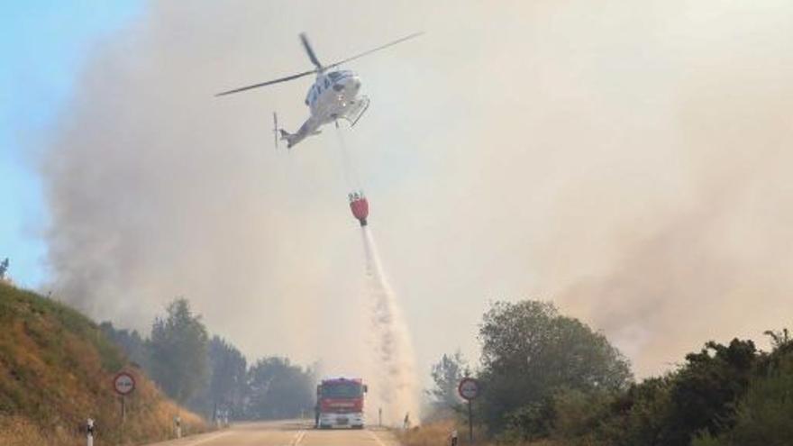 Las llamas amenazan un polígono y cortan la carretera en A Cañiza