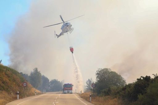 Las llamas amenazan un polígono y cortan la autovía en A Cañiza