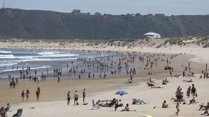 Bañistas en la playa del Espartal durante el pasado mes de julio.