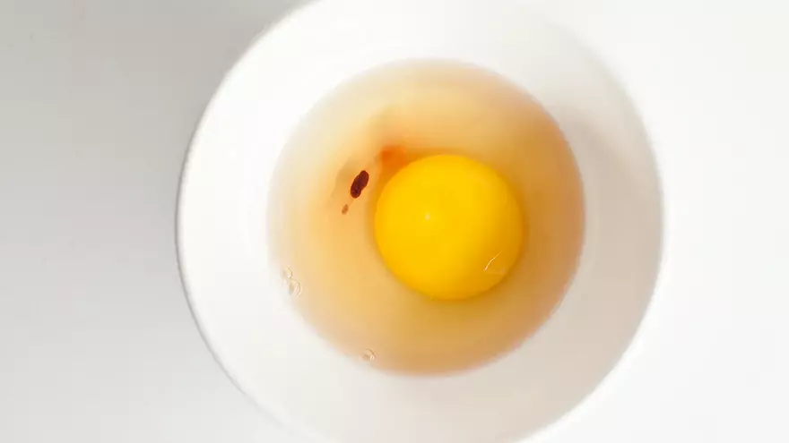 ¡Ojo! Esto lo que debes hacer si encuentras manchas rojas en el huevo