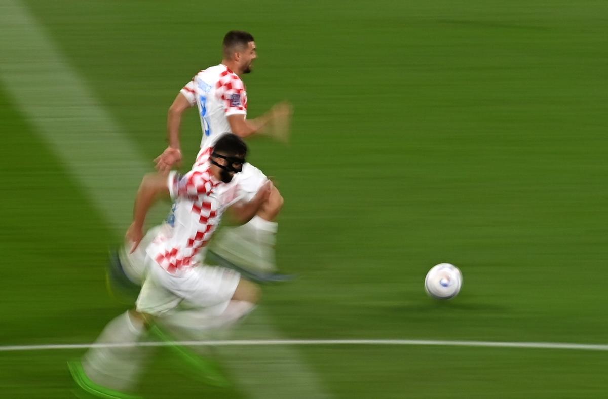 Doha (Qatar), 27/11/2022.- Mateo Kovacic (top) and Josko Gvardiol of Croatia in action during the FIFA World Cup 2022 group F soccer match between Croatia and Canada at Khalifa International Stadium in Doha, Qatar, 27 November 2022. (Mundial de Fútbol, Croacia, Catar) EFE/EPA/Neil Hall