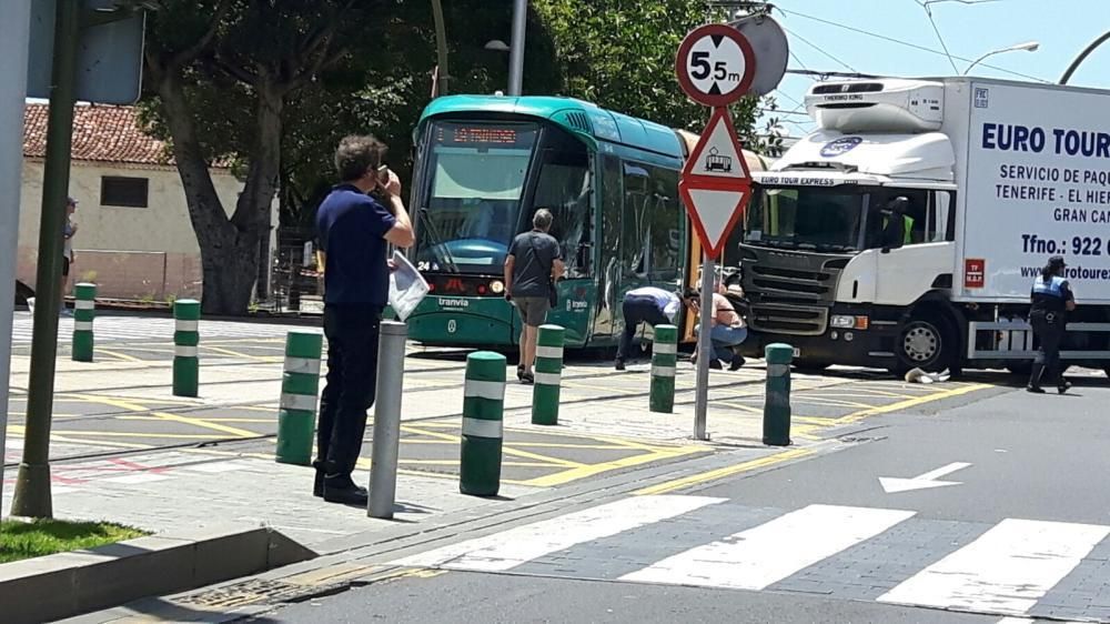 Un camión colisiona contra el tranvía de Tenerife