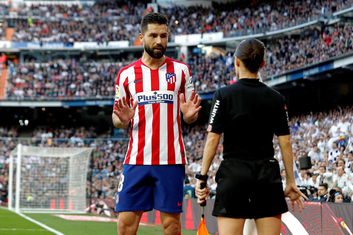 Felipe Augusto habla con Guadalope Porras durante un partido del Atlético de Madrid