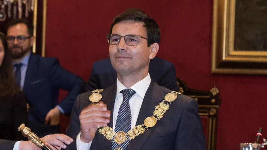 Cuenca, con el bastón de mando de la ciudad de Granada.