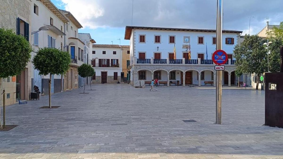 Dos niños jugando en el centro de Sant Llorenç des Cardassar..