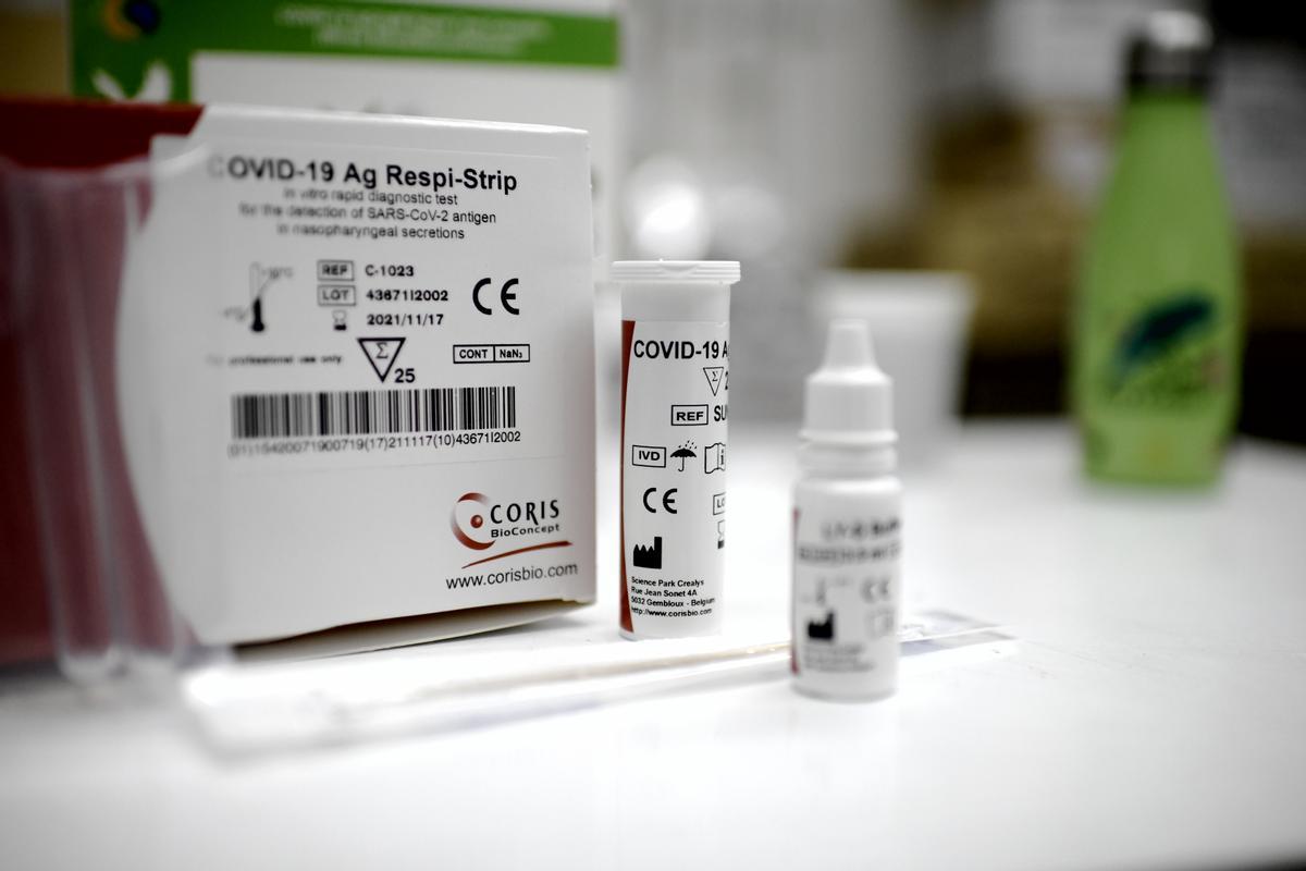 Un test de antígenos tradicional de venta en las farmacias