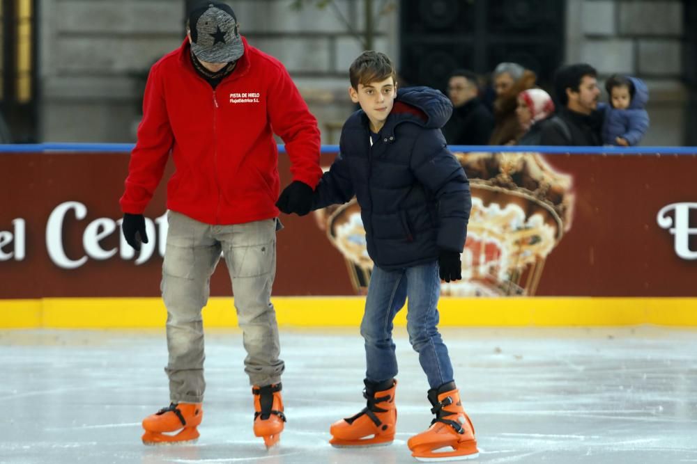 Primer día del árbol de Navidad, pista de patinaje sobre hielo y el tiovivo del ayuntamiento