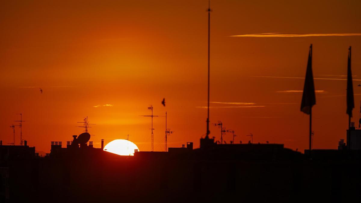 El sol se oculta tras los tejados de Zaragoza la semana pasada