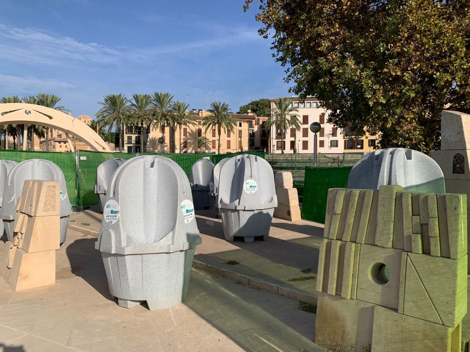 ARCA denuncia la colocación de baños portátiles dentro del conjunto escultórico del parque del Mar