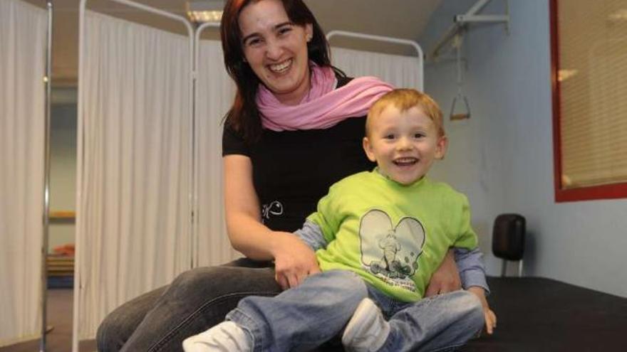 Sara Lagoa posa sonriente junto a su hijo, de tres años, que padece fibrosis quística. / carlos pardellas