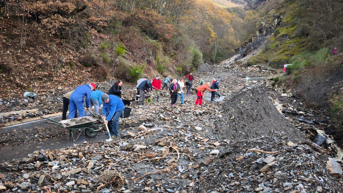 Vecinos de Peñalba de Santiago retiran el argayo por sus propios medios.