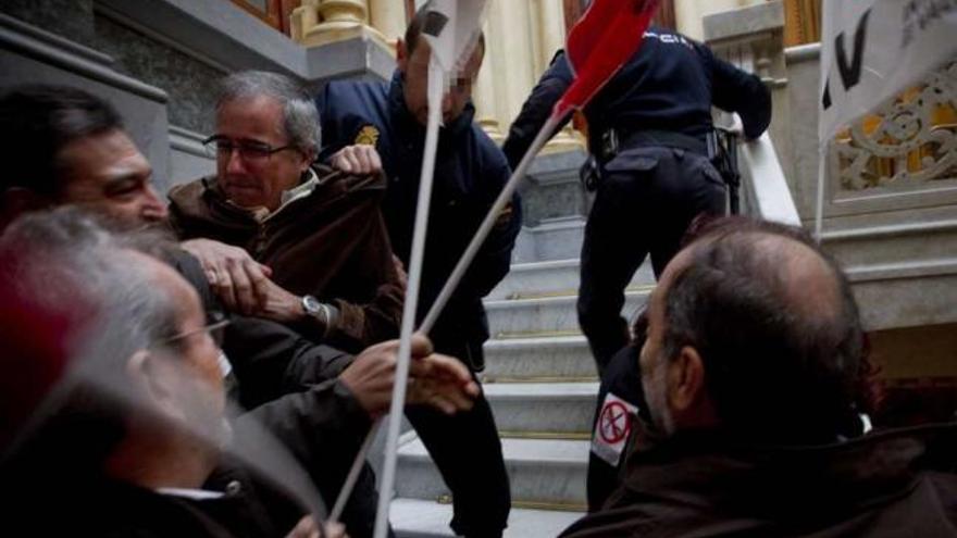 Decenas de personas &quot;tomaron&quot; ayer la Conselleria de Presidencia para mostrar su repulsa a los recortes del Consell .