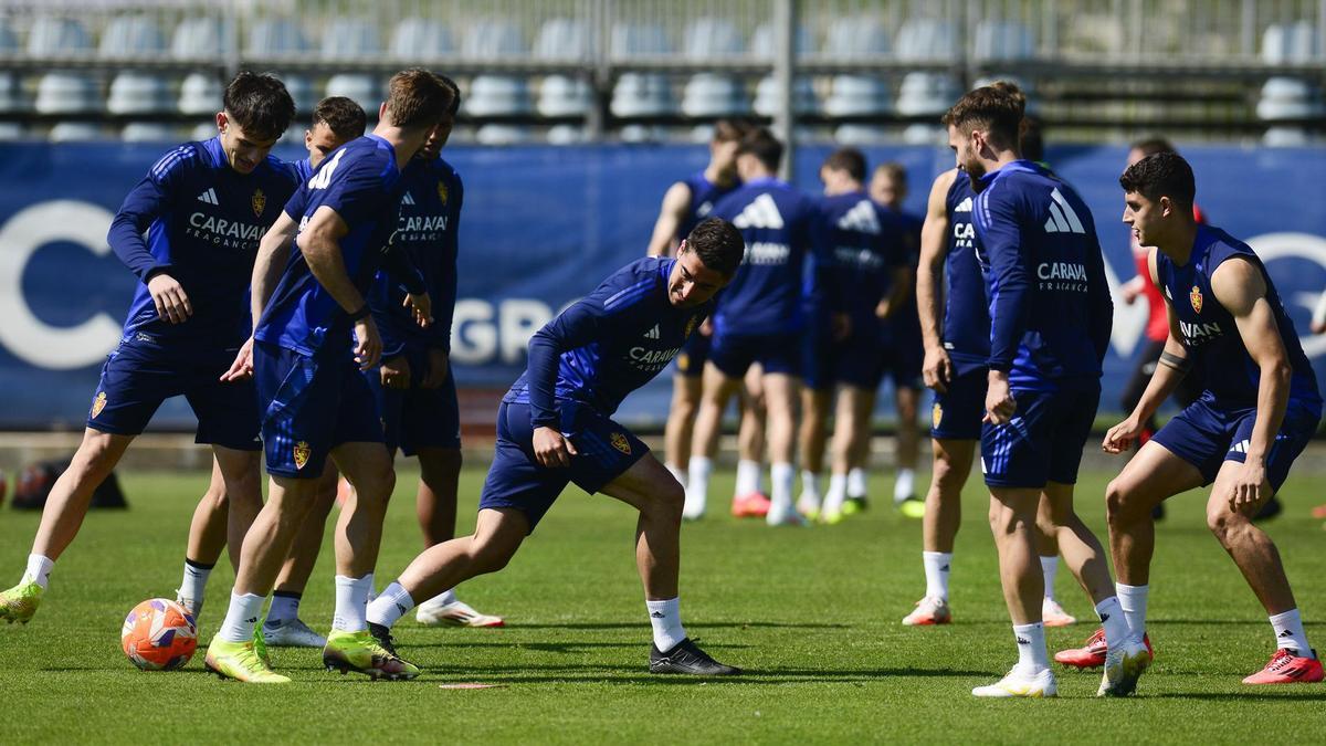 Toni Moya intenta llegar a un balón en medio de un rondo del Zaragoza.