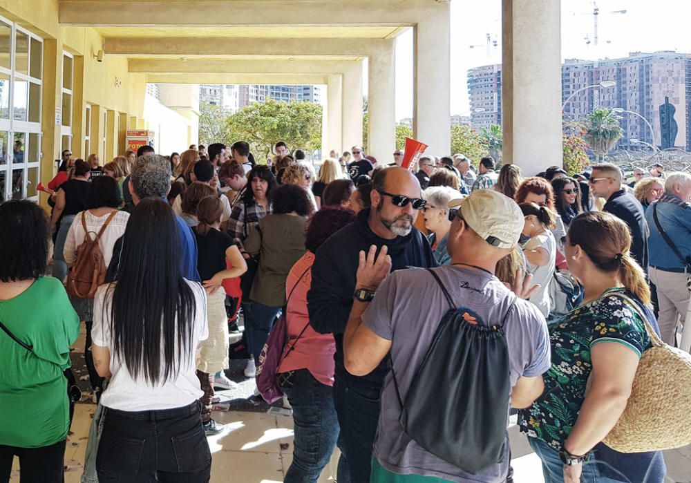 El encierro del personal de limpieza en la Facultad de Derecho de la Universidad de Málaga llega a su tercer día. La basura de los centros sigue acumulándose, pero las empresas, los trabajadores y la institución académica todavía no han llegado a un acuerdo. Este miércoles se ha vuelto a repetir la concentración de otros limpiadores a las puertas del edificio