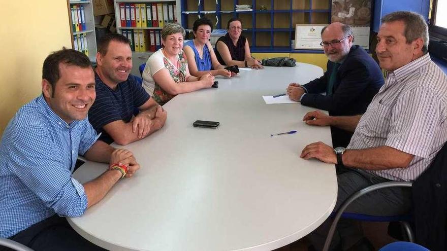 Por la izquierda, José Manuel González, José Manuel Abeledo, las integrantes de la gestora Belén Bulnes, Rosa Sánchez e Isabel Valle, Jesús Casas y Vidal Francisco Álvarez, jefe de servicio de Desarrollo Agroalimentario.