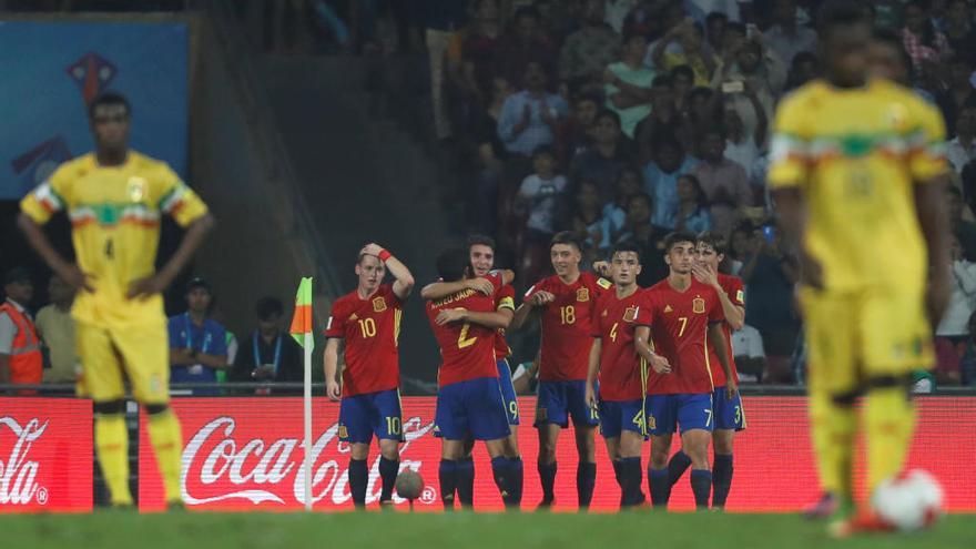 Los jugadores celebran un gol de Abel Ruiz.