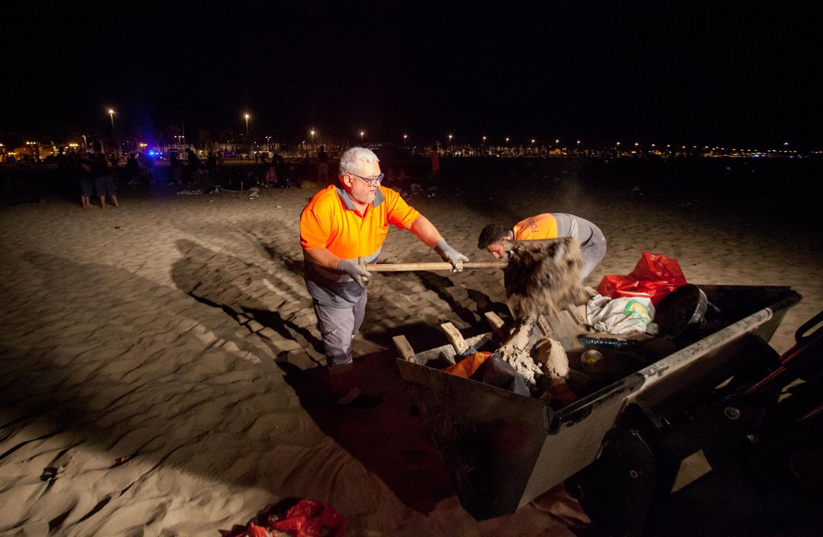 Desalojo y limpieza de las playas tras la noche de San Juan