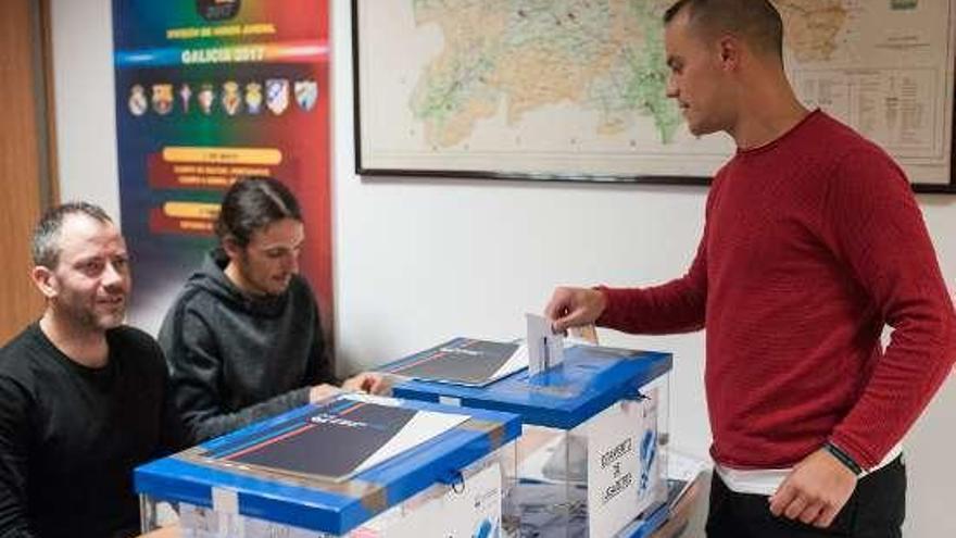 Un participante en la votación, ayer, en O Couto. // Brais Lorenzo