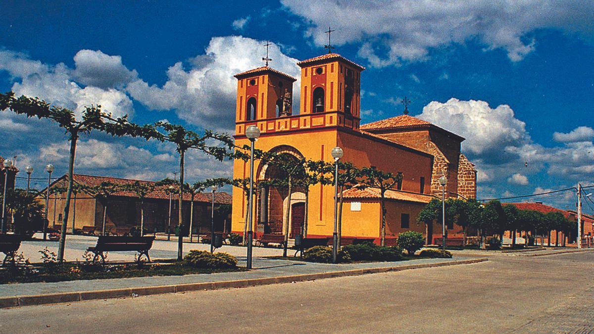 Plaza principal de la localidad de Villalazán | L. O. Z.