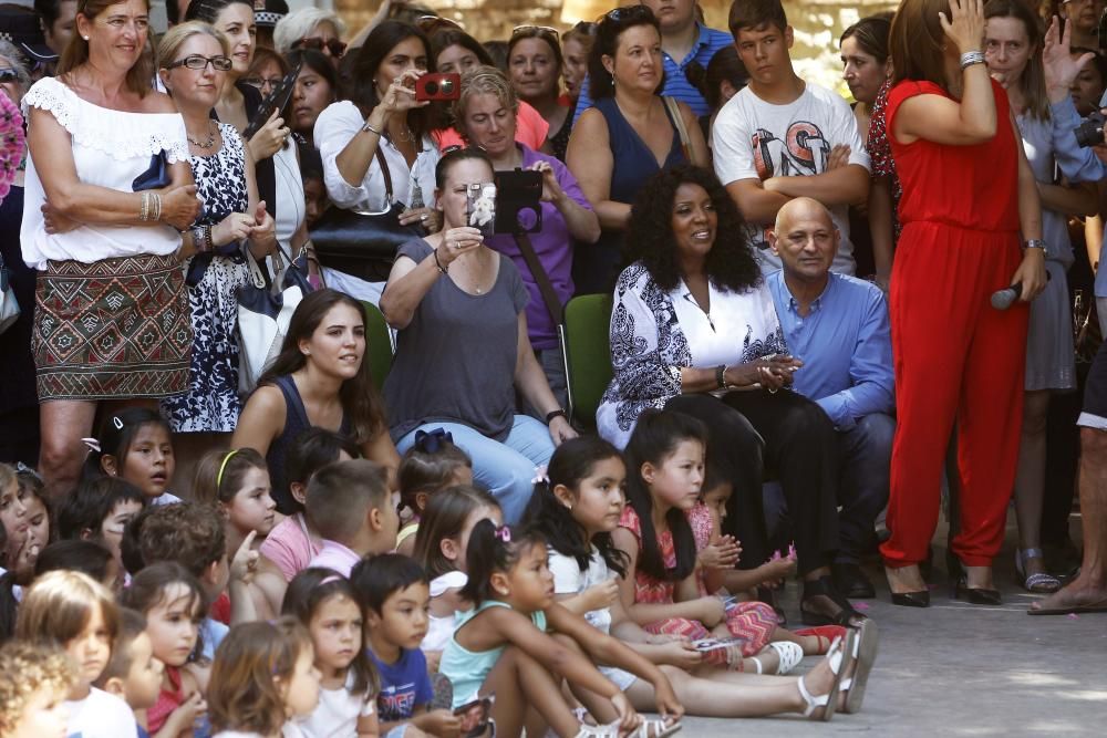 La cantante Gloria Gaynor visita el colegio público Luis Vives de Valencia