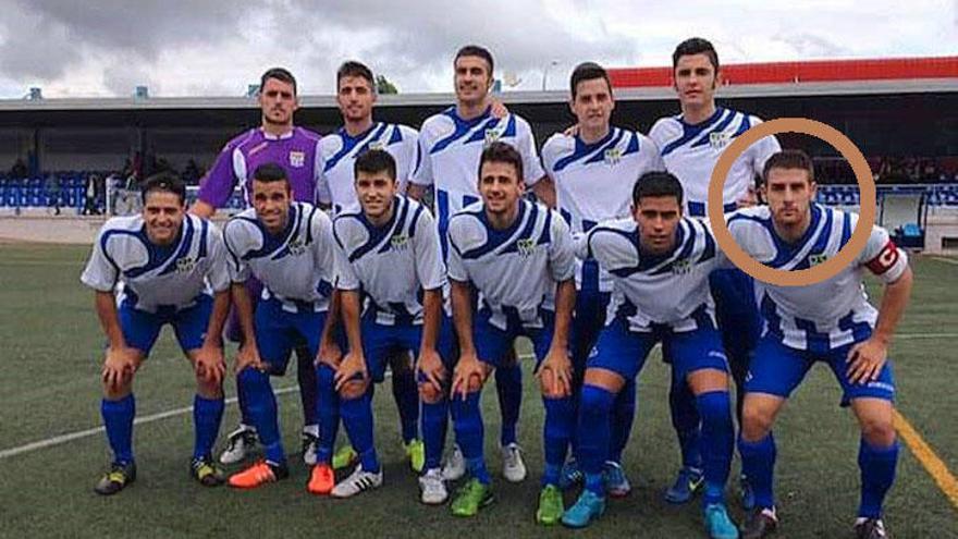 Un once titular del Alhaurín de la Torre B, con Samuel Galán a la derecha, agachado, portando el brazalete de capitán.