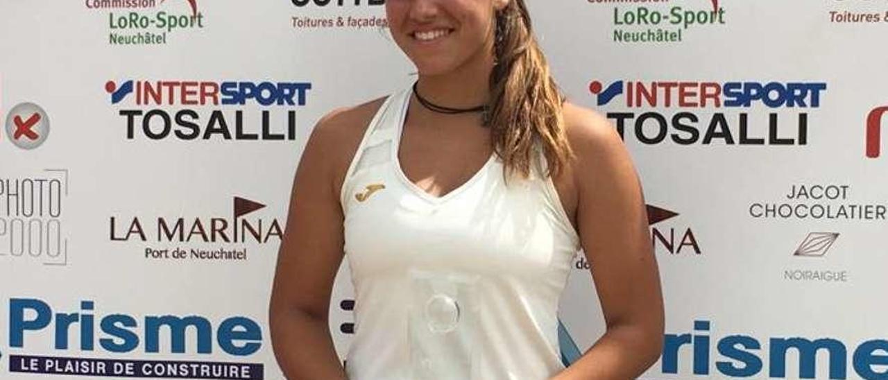 Jéssica Bouzas, con el trofeo logrado ayer en Neuchatel, también fue semifinalista en dobles. // FdV
