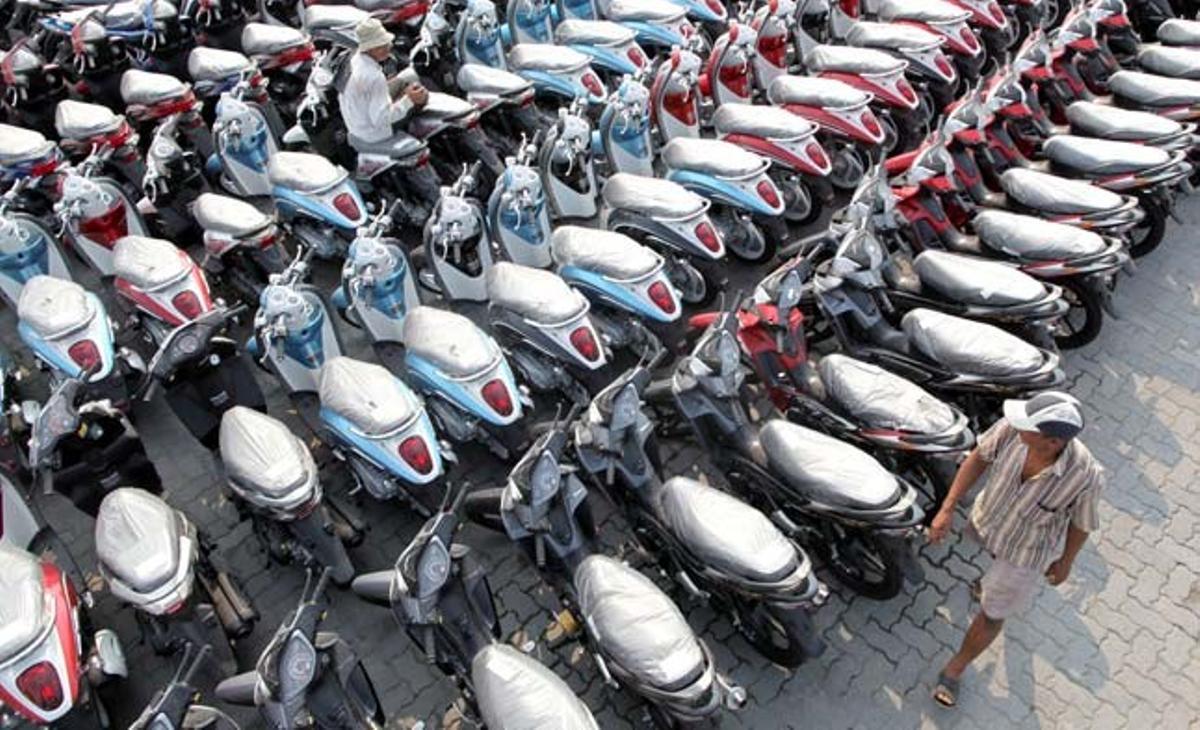 Un treballador indonesi compta motocicletes noves a Jakarta (Indonèsia). El ministeri de Transports va informar que el desembre del 2010 hi havia aproximadament nou milions de motocicletes matriculades a Jakarta, i la població de la ciutat ronda els 9,5 milions d’habitants.