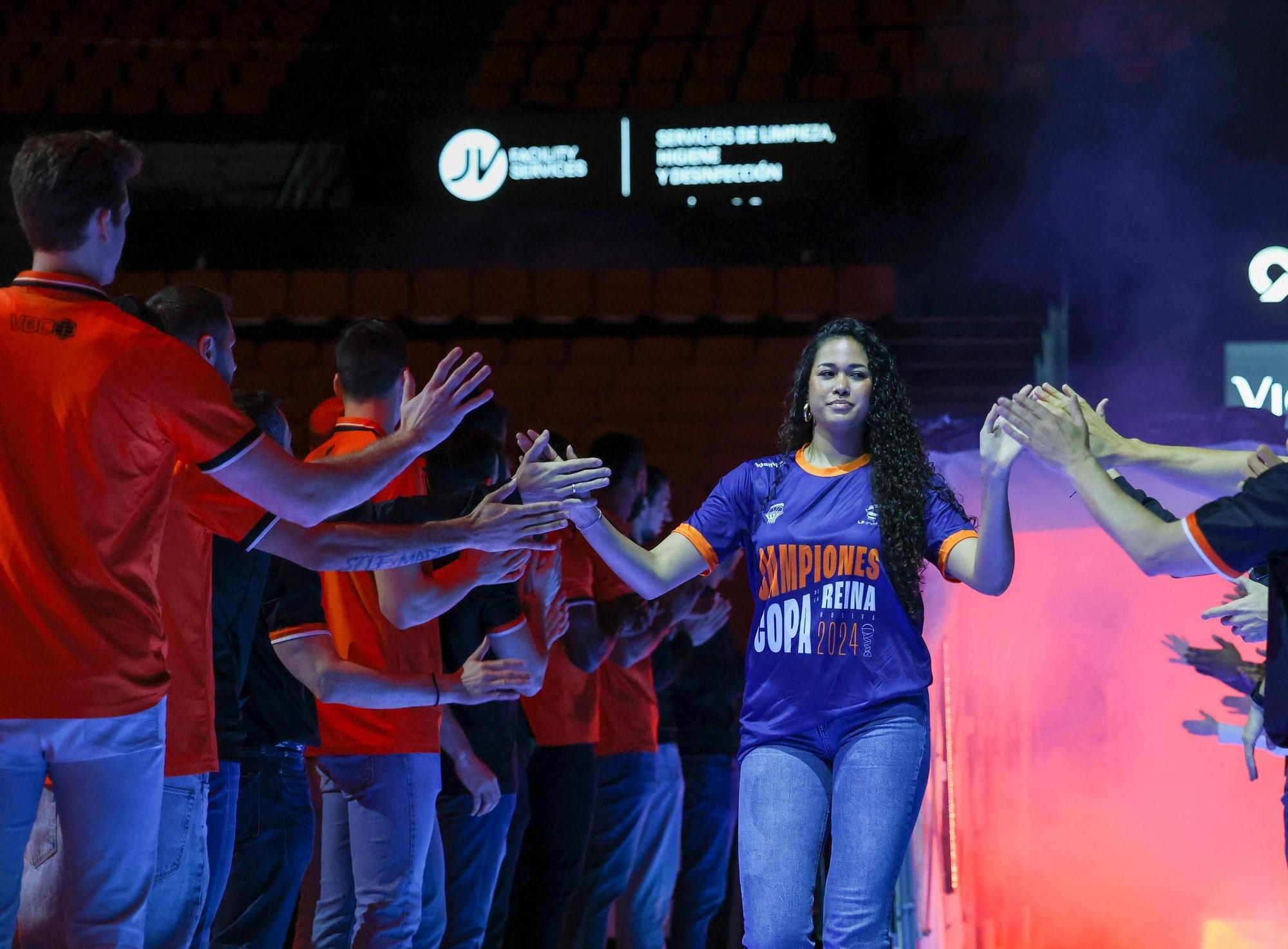 El Valencia Basket celebra a lo grande la Copa de la Reina con su afición