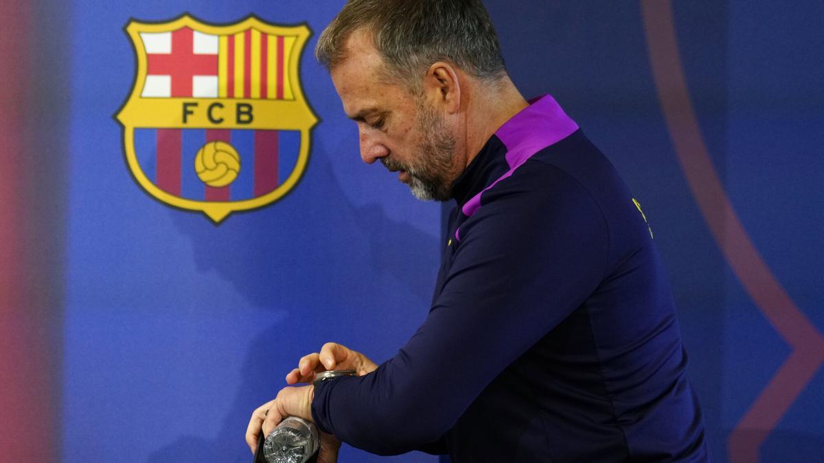 Hansi Flick, al inicio de la rueda de prensa.