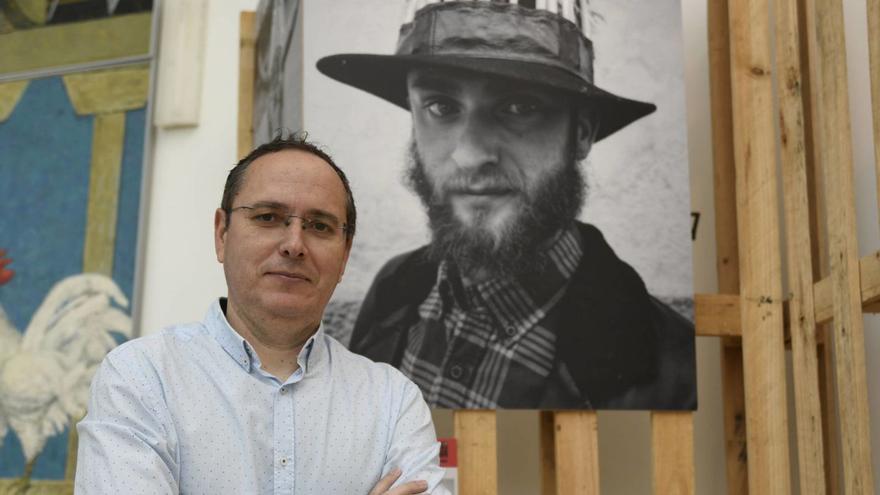 El fotógrafo Pascual Marín ante una de sus imágenes. | M. A. LORENZO