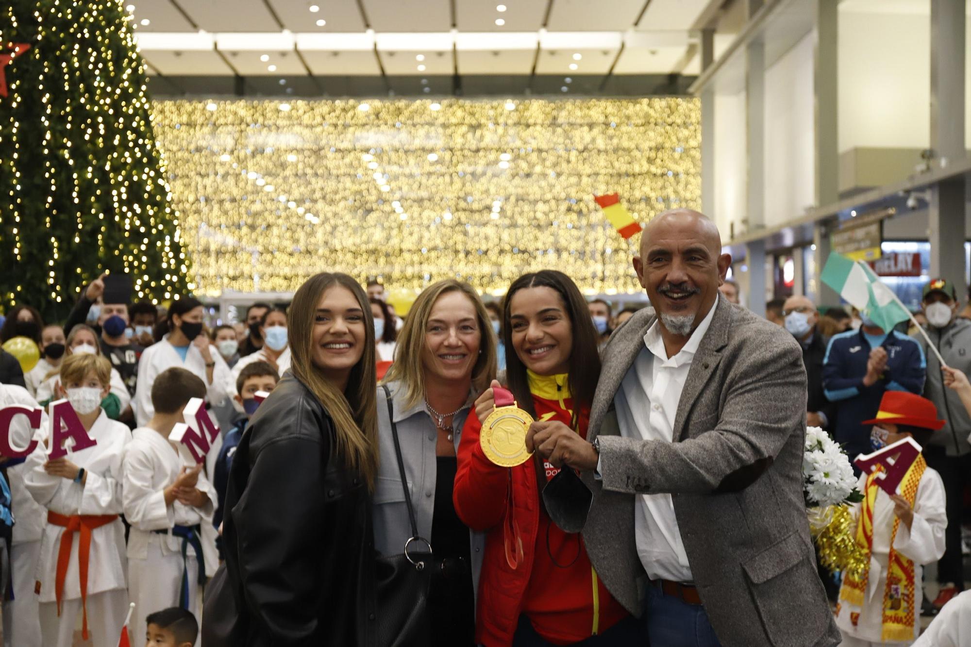 María Torres ya está en Málaga con su oro mundial en kárate