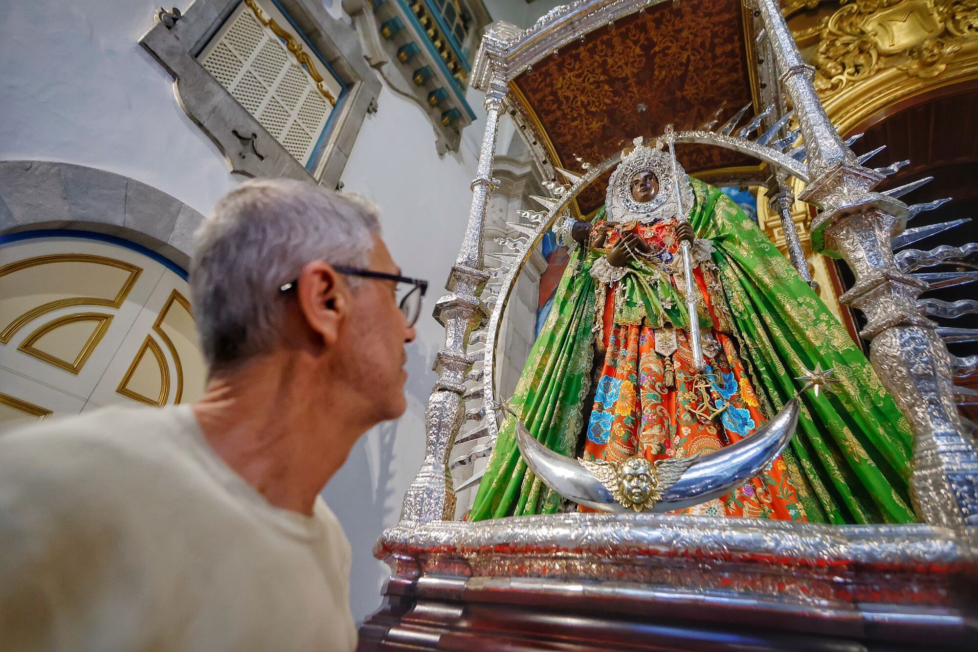 Jaime Estévez se encarga de la preparación de la Virgen de Candelaria para su visita a Santa Cruz