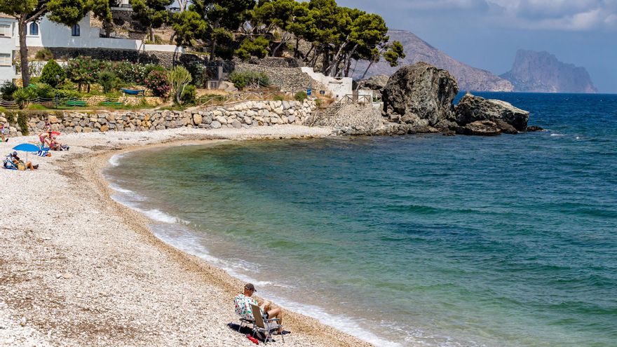 Una vaca flotando en la bahía de Altea: la imagen surrealista que ha dejado a todos con la boca abierta
