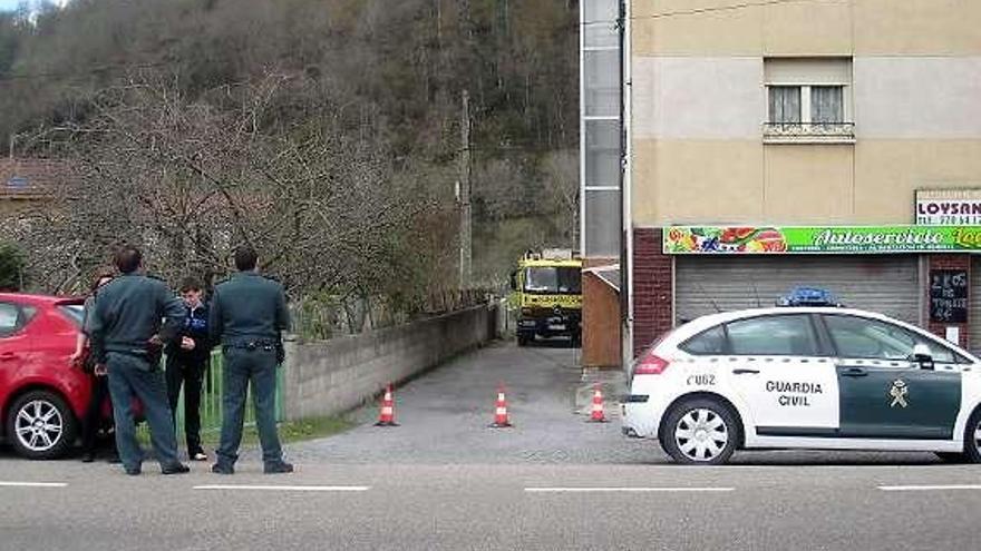 Bomberos y Guardia Civil, ayer, junto al bloque afectado en Sevares.