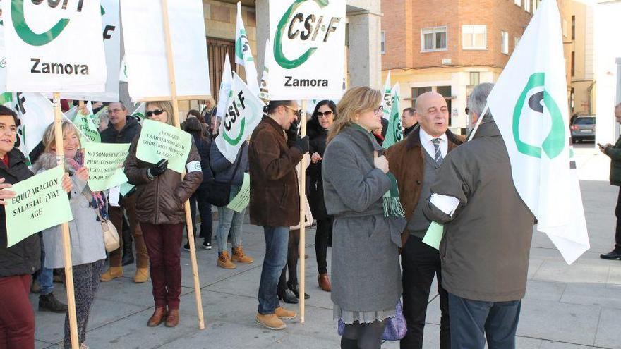 García Bermejo conversa con los responsables del CSIF.