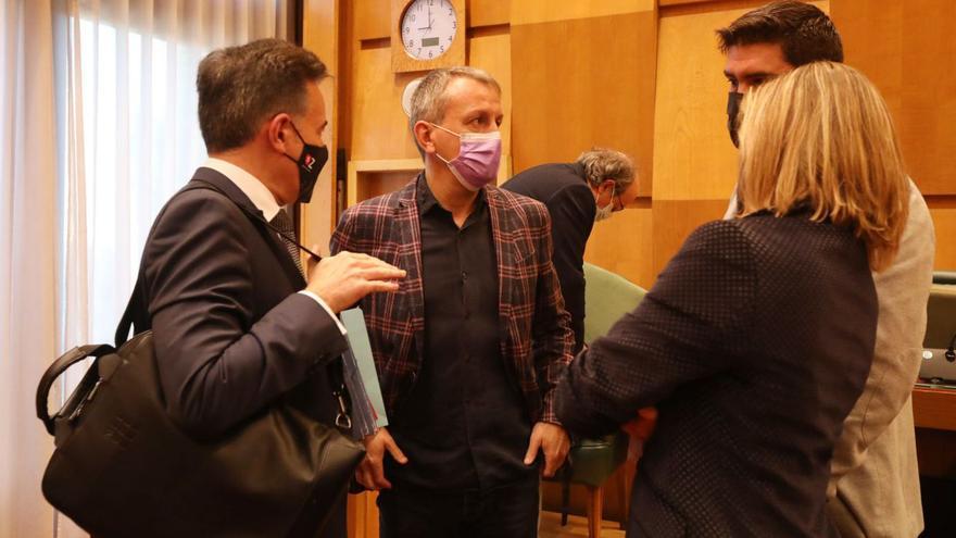 El concejal de Urbanismo, Víctor Serrano, junto a Fernando Rivarés, Horacio Royo y Patricia Cavero. | ANDREEA VORNICU