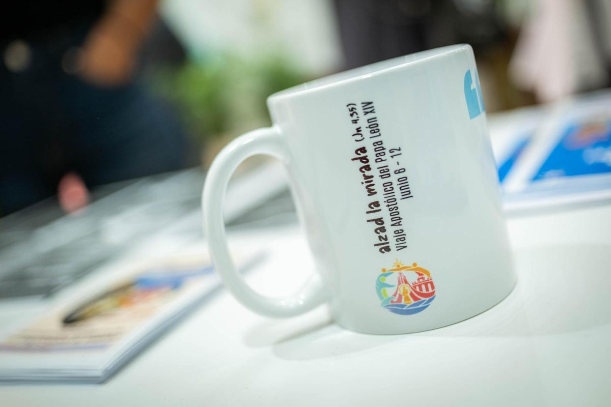Productos promocionales de la visita del papa León XIV a Tenerife