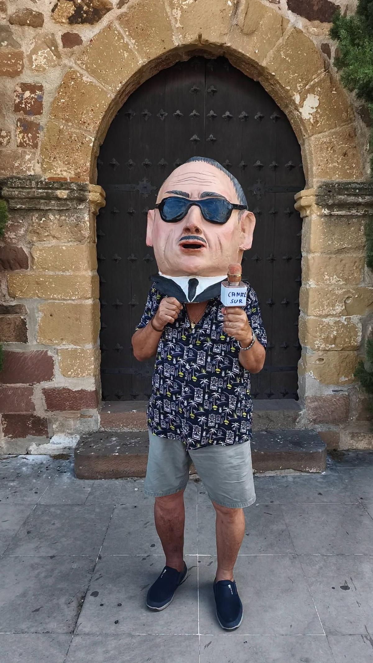 Francisco García Leal, bajo el cabezudo de Matías Prats Cañete en Villa del Río.