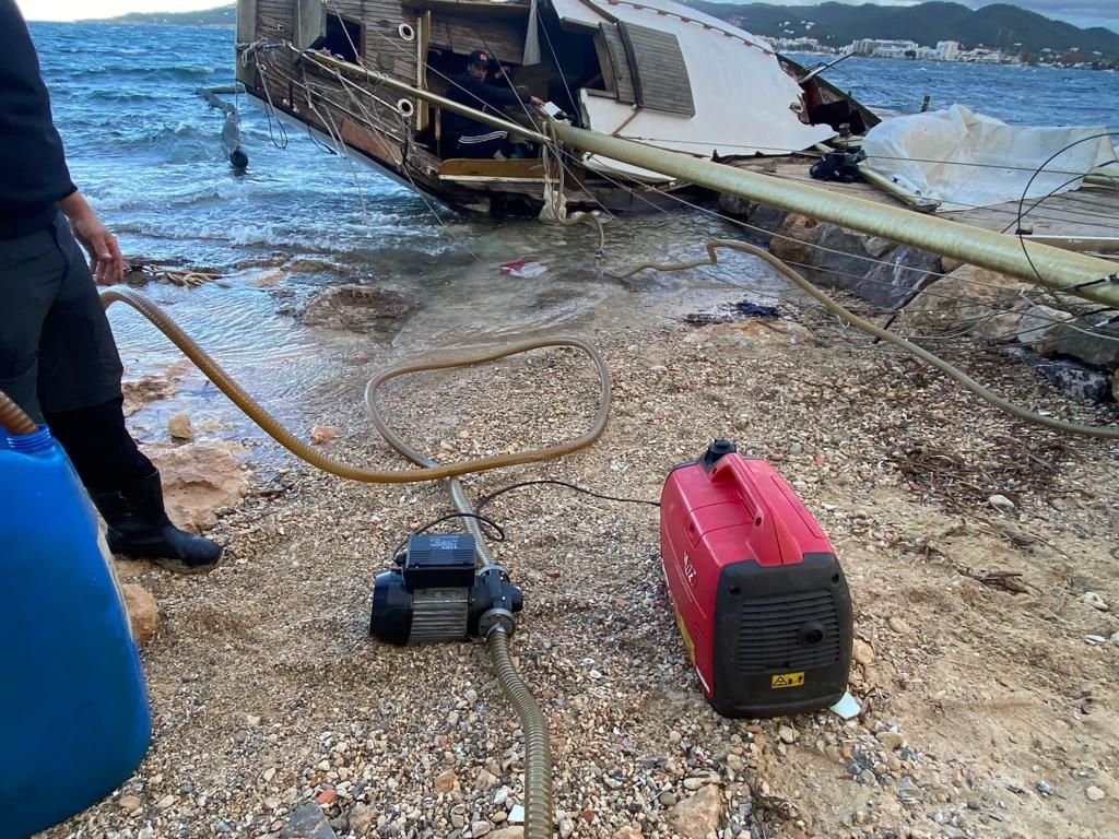 Retiran contaminantes de un velero embarrancado en Ibiza ante el riesgo de derrame al mar