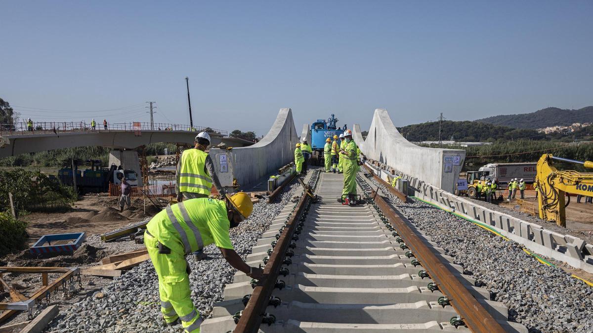 Obras de reparación en una vía gestionada por Adif en Valencia.