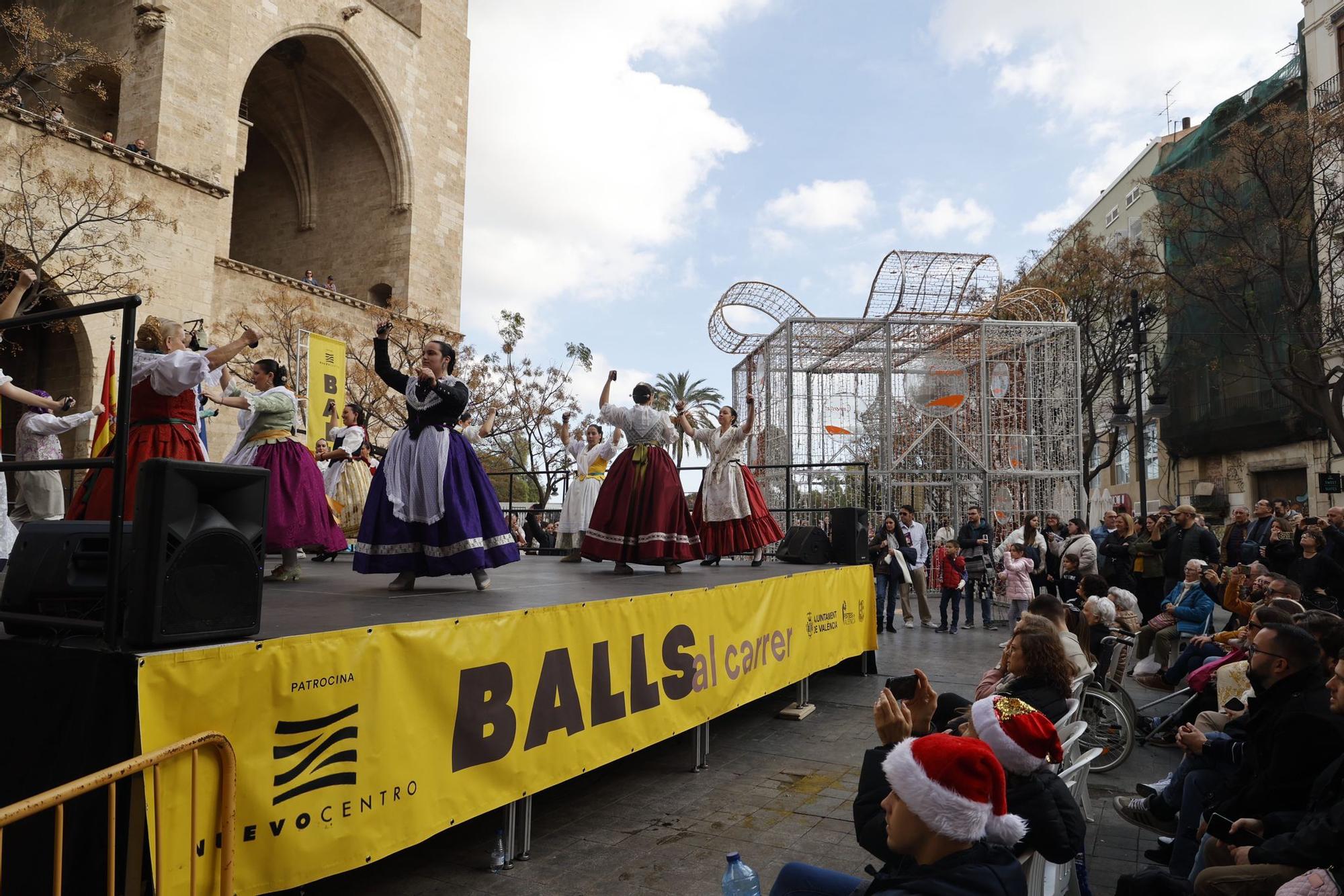 Los Balls al Carrer se estrenan a los pies de las Torres de Serranos