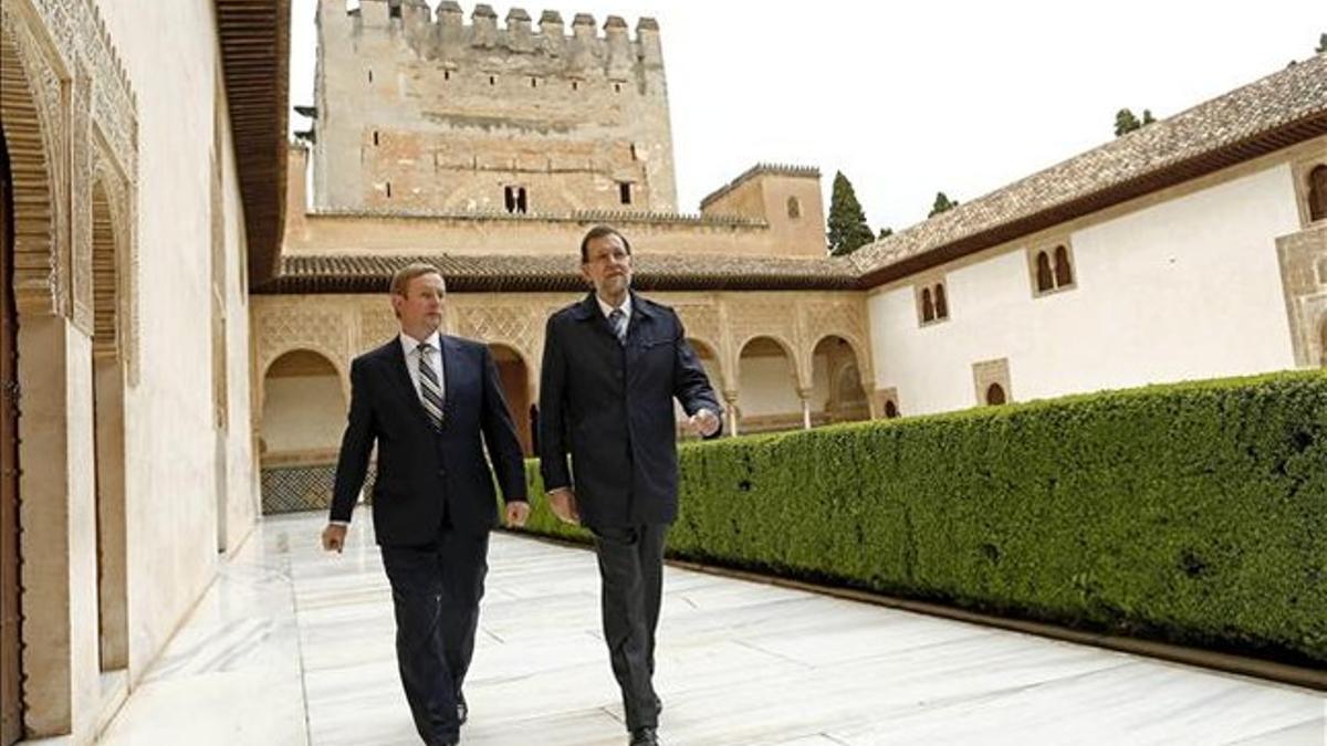 El primer ministro irlandés y presidente de turno de la Unión Europea (UE), Enda Kenny, y el jefe del Ejecutivo, Mariano Rajoy, este domingo, 28 de abril, en la Alhambra de Granada. EFE / DIEGO CRESPO13