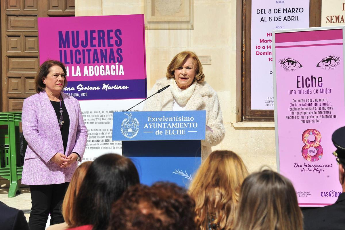 Mari Carmen Baeza, junto a la concejala Caridad Martínez, en el acto institucional del 8M en Elche