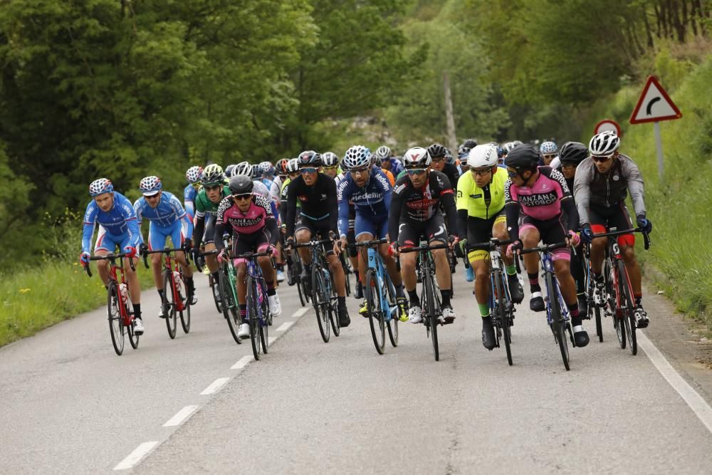 Segunda etapa de la Vuelta a Asturias entre Ribera de Arriba y el Alto del Acebo.